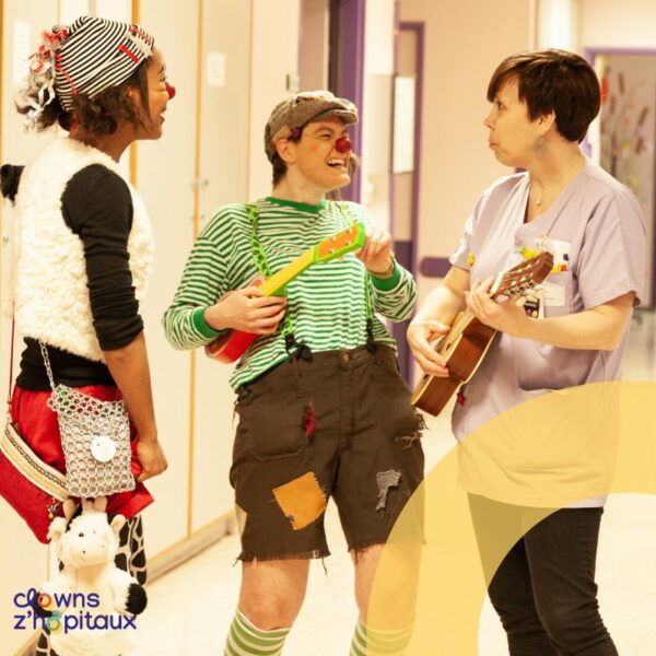 Duo de clowns hospitaliers avec une infirmière jouant de la guitare